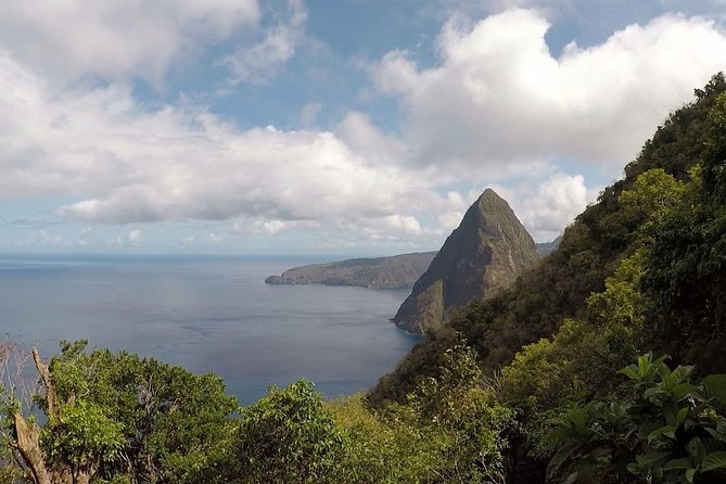 Gros Piton Hike - Entering the Piton zone from the north: the drive that sets the mood