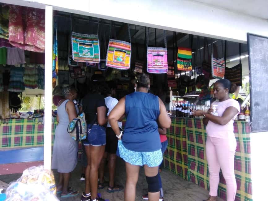 St. Lucia: Highlights Tour with mud baths and waterfalls - Castries Market and Derek Walcott Square: real city start, not a drive-by